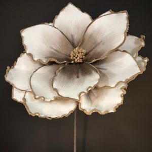 WHITE/GREY  FLOWER 25.5"